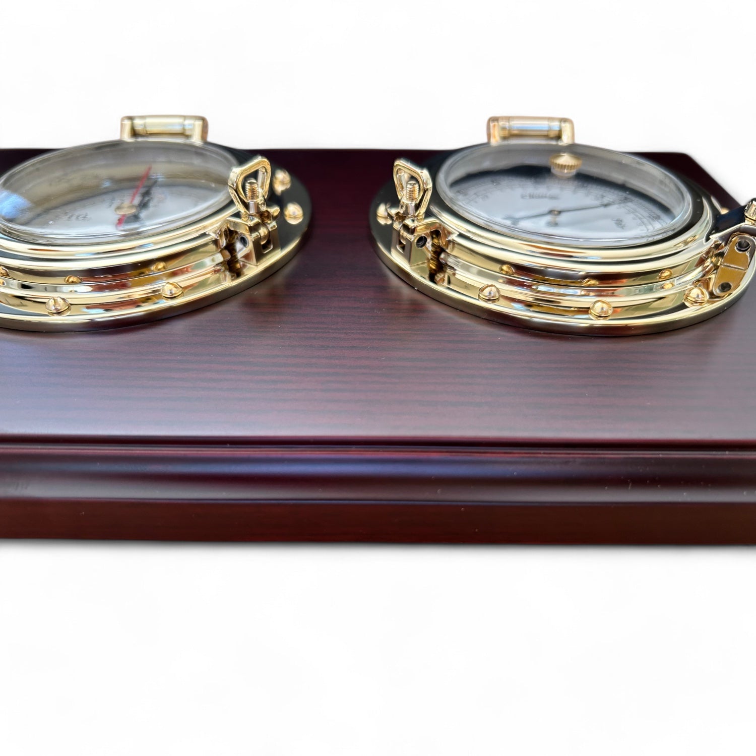 Weems & Plath Porthole bureau weerstation 355 x 152 x 32 mm - compleet, klassiek, mahonie en messing voorkant close up