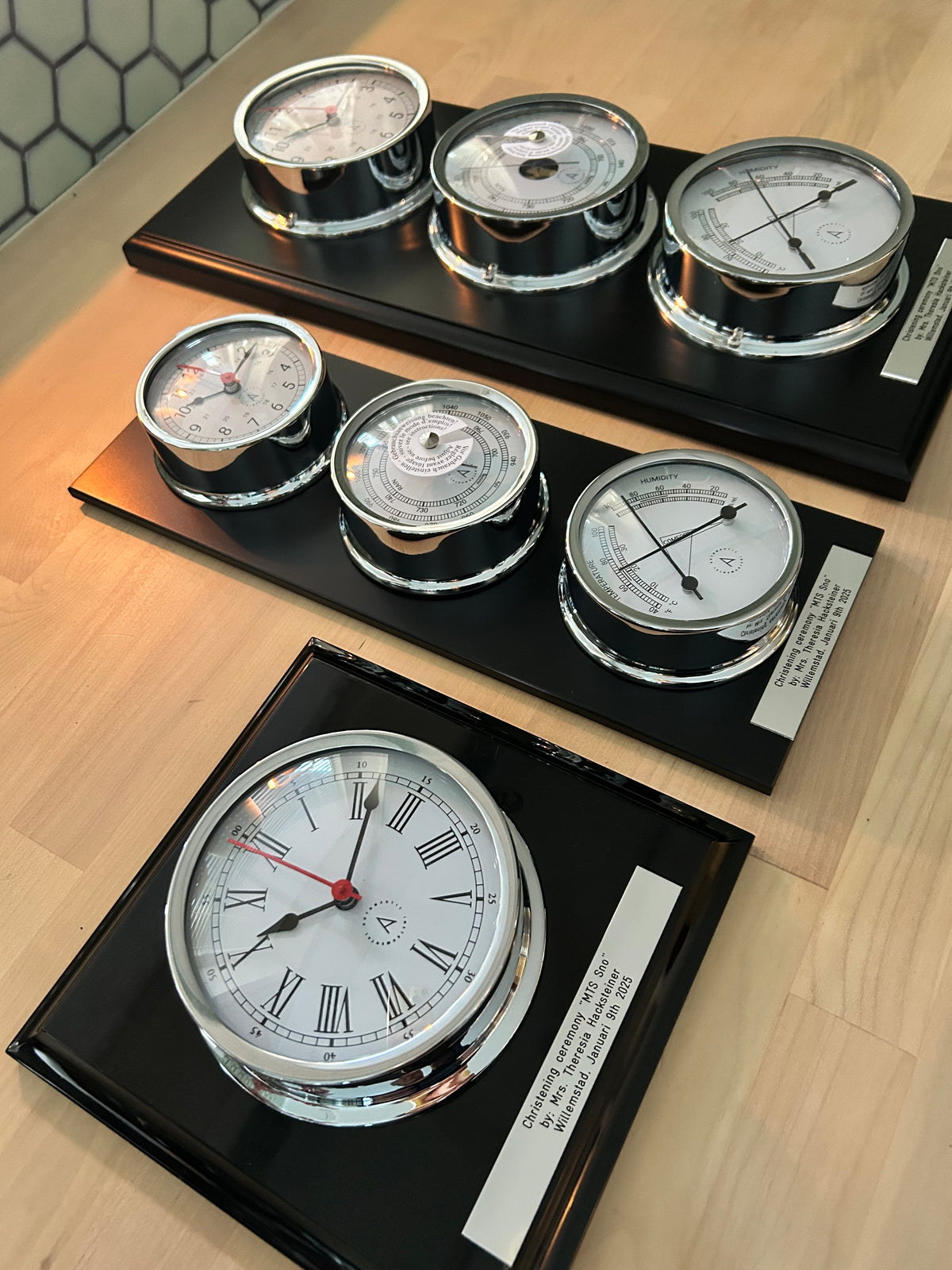 Weerstations_op_zwart_gelakte_planken_verschillende_formaten_met_naamplaatje gepersonaliseerd