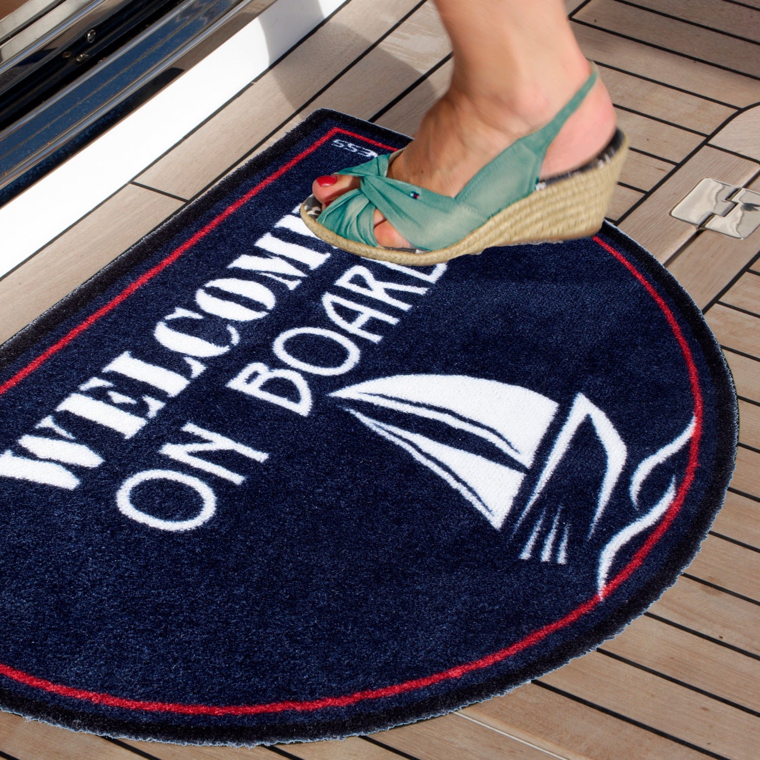 Welcome on board deurmat met zeilboot sfeer foto 41262 MarineBusiness en voet met groene sandaal aan die erop stapt