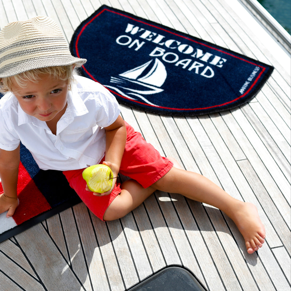 Welcome on board deurmat op een deck van een boot met een jongetjes 12632 MarineBusiness