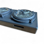Wempe_Navigator_II_combinatie-instrument_-_klok_weerstation_zwart_aluminium_rechthoekig ingezoomd van schuin onder gercicht op de inkeping aan de onderzijde