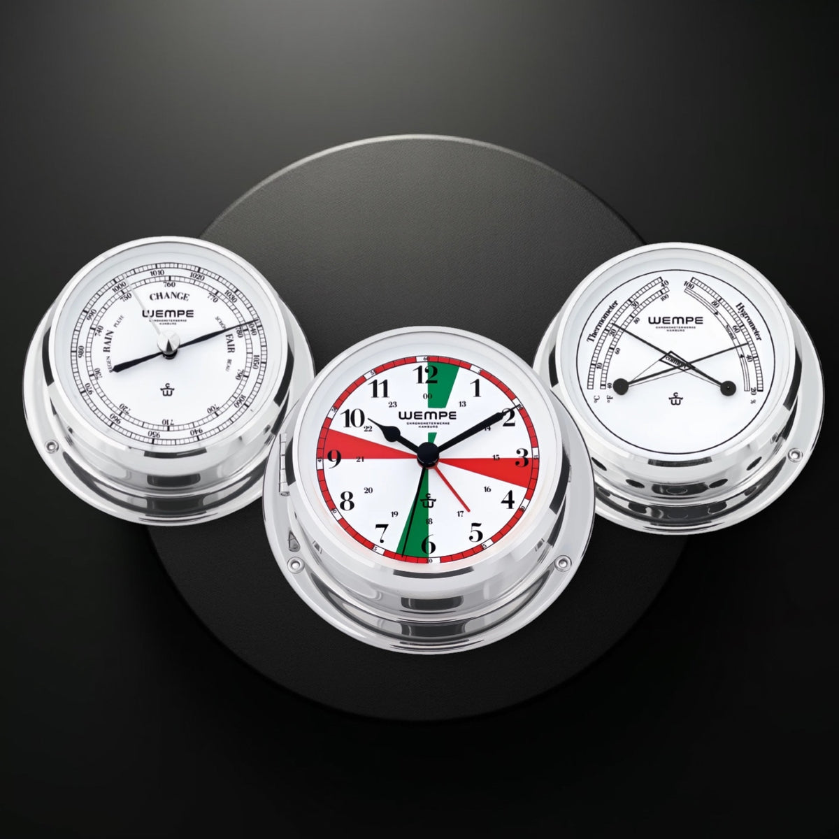 Wempe Skiff instrumentenset chroom – Radio Room scheepsklok + barometer + comfortmeter (110 mm) zwarte achtergrond