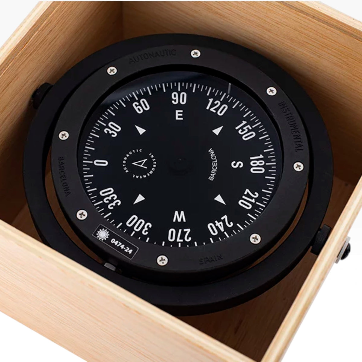 Wooden-Boxed_Compass_C4-00114_close_up