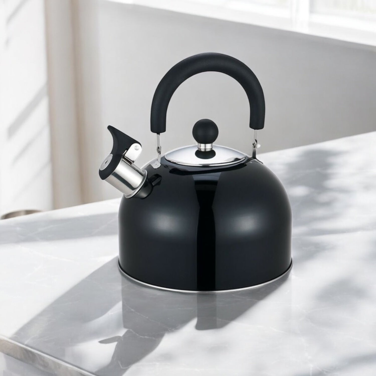 Zwarte fluitketel op het aanrecht