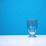 blauwe juice glas met blauwe achtergrond