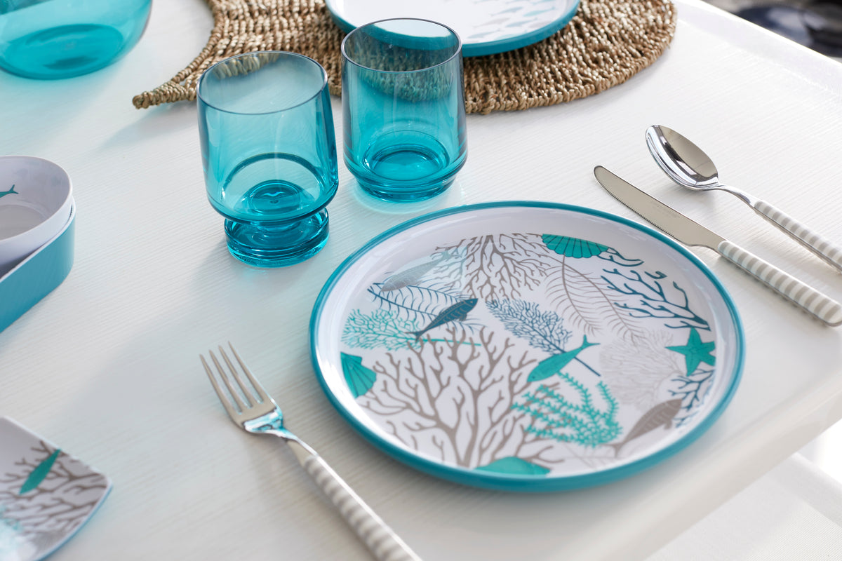 dinerbord uit Coastal melamine servies - met oceaandecor in wit, turquoise, grijs op een gedekte tafel samen met het gestreepte bestek van Marine Business