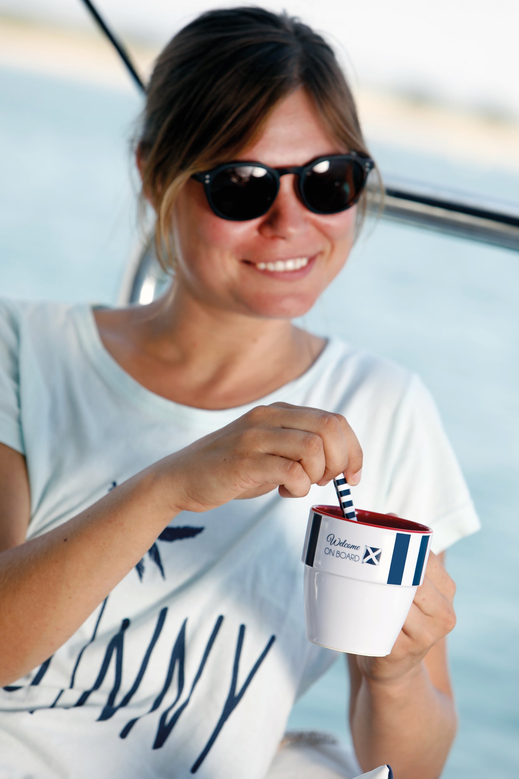 enezia bootservies - wit met navy gestreept en rode binnenkant vrouw met mok in hand