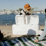 igloo_contour_coolbox_met_een_vrouw_die_de_koolbox_open_zet