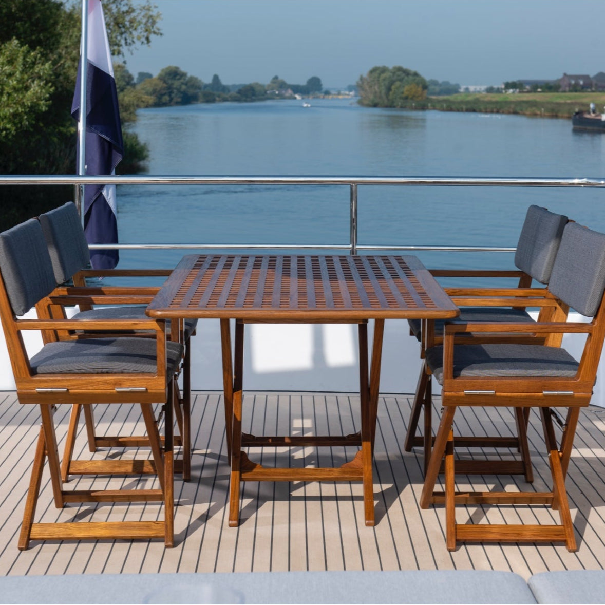 regisseurstoelen The Edge forza zwart met teak San Remo tafel setting op boot