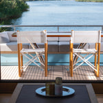 twee Varaschin regisseursstoelenVictor - aluminium met teak, wit aan boord van een luxe boot
