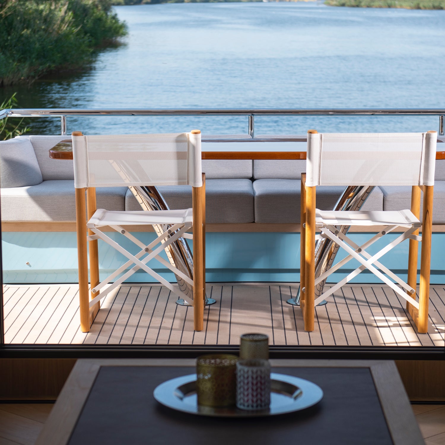 twee Varaschin regisseursstoelenVictor - aluminium met teak, wit aan boord van een luxe boot