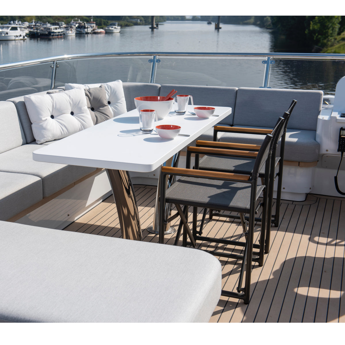 twee Varaschin regisseursstoelen Victor - aluminium met teak, antraciet aan boord van een luxe boot