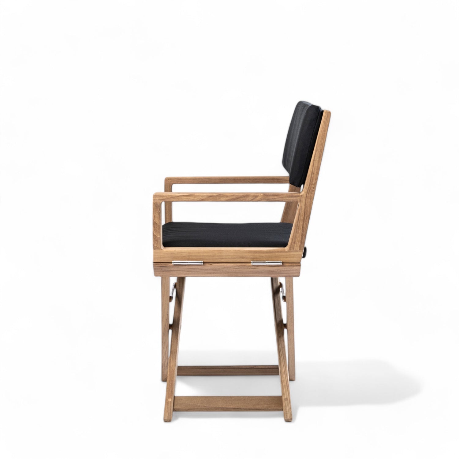 zij aanzicht van de Regisseursstoel the Edge - ongeolied teak, luxe, inklapbaar, met comfortabele navy kussenset